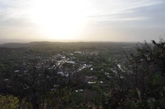 Do alto do cruzeiro, o final de tarde na arborizada San Marcos Sierra, na Argentina